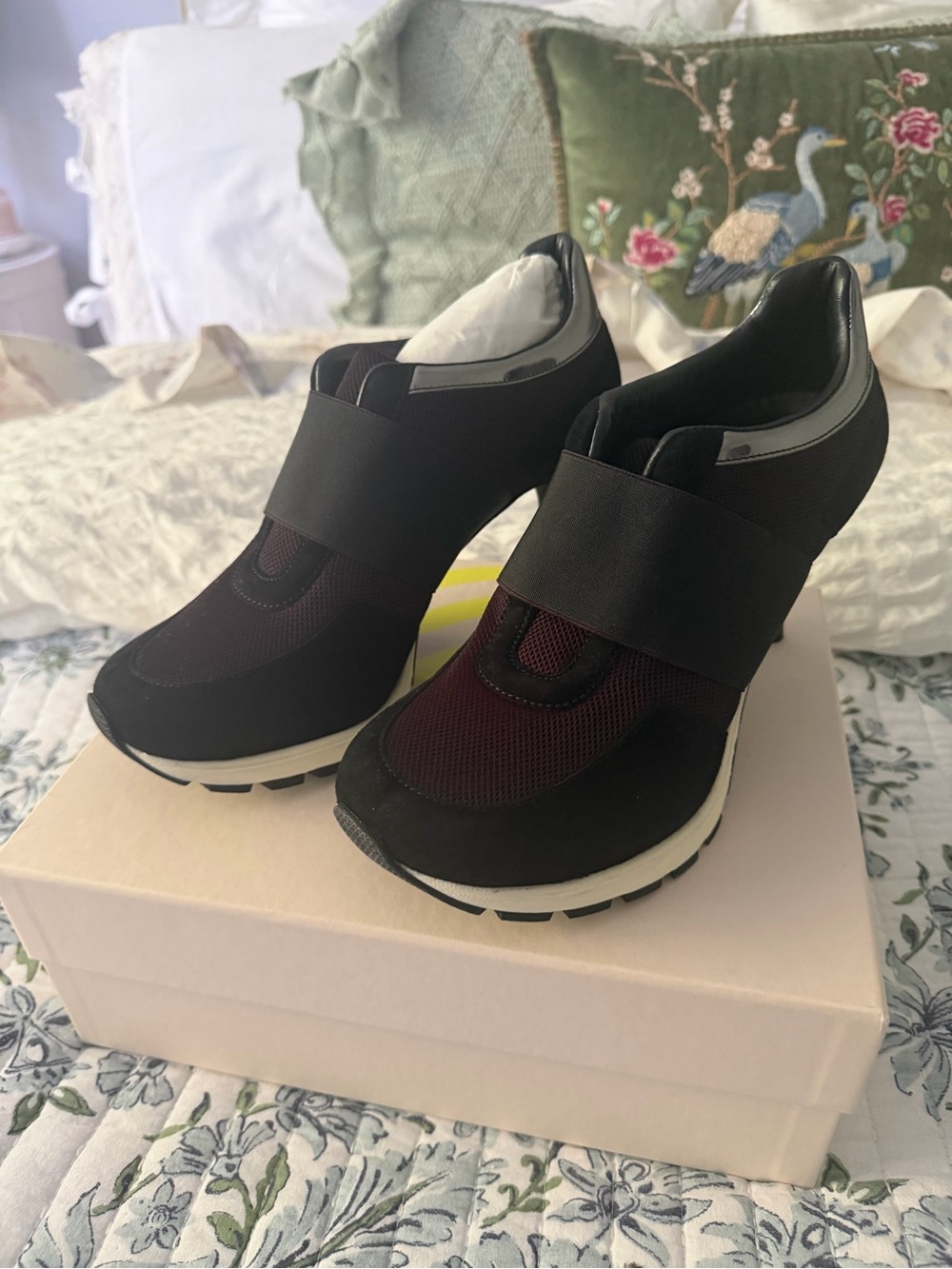 NWT NIB Sneex Celebrity Favorite Women’s Slip-On Wedge Heels Sneakers in Black